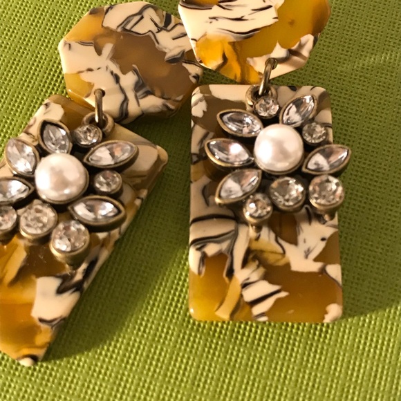 Yellow and white acetate Earrings with rhinestones - Picture 4 of 4